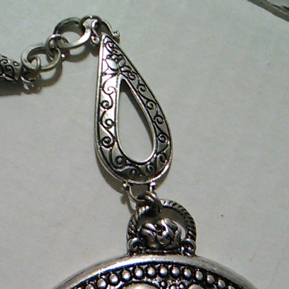 Nwt Black and Silver Necklace set - Picture 7 of 7